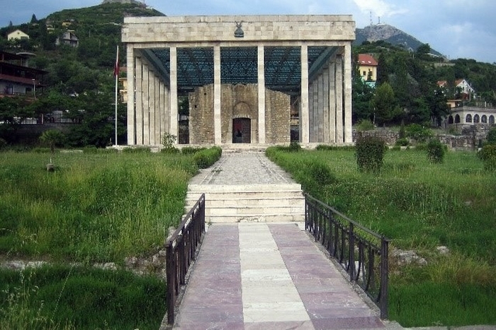 Reste der bei der osmanischen Eroberung im 15. Jahrhundert zerstörten Grabeskirche St. Nikolaus und Denkmal für den Nationalhelden Skanderbeg, Lezhë