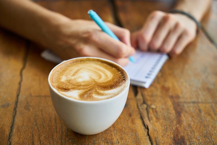 Shërbimet – Përkthime gjermanisht – shqip – gjermanisht (2) Cappucino beim Übersetzen Deutsch - Albanisch - Deutsch