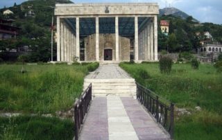 Reste der bei der osmanischen Eroberung im 15. Jahrhundert zerstörten Grabeskirche  	St. Nikolaus und Denkmal für den Nationalhelden Skanderbeg, Lezhë