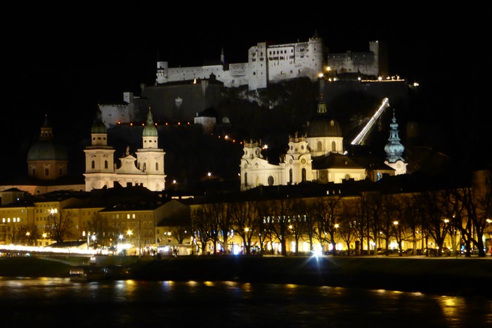 Altstadt von Salzburg bei Nacht